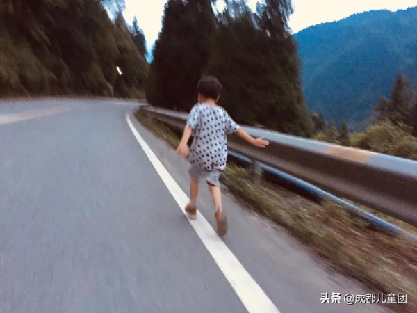 為孩子構建另一種審美可能性，她帶著娃去山裡“走野路”