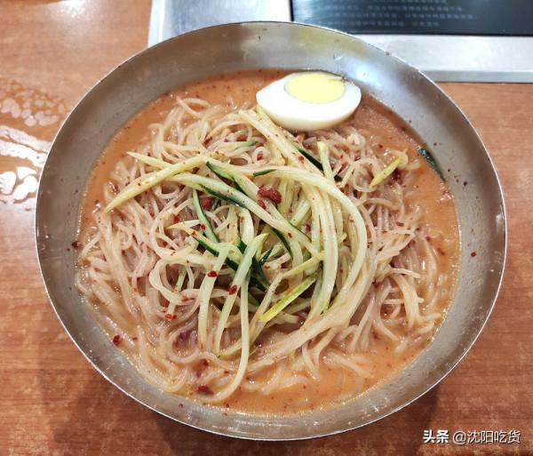 肉醬冷麵，還是酸甜口的，我想吃的就是這碗解暑神器