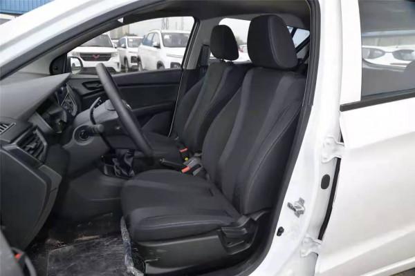 寶駿310：搭載1.2L+5擋手動變速箱，外觀大氣，適合家用代步