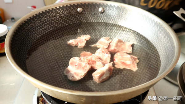 煮肉燉排骨，放料越多越難吃，只需放1味料，軟爛入味，吃著賊香