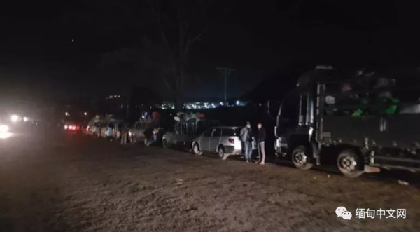 連夜打包連夜跑，還在車上樹白旗！這兩天，大量難民抵達緬甸撣邦