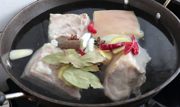 難怪宴席上的扣肉那麼好吃？原來做法有訣竅，學會做給家人吃吧