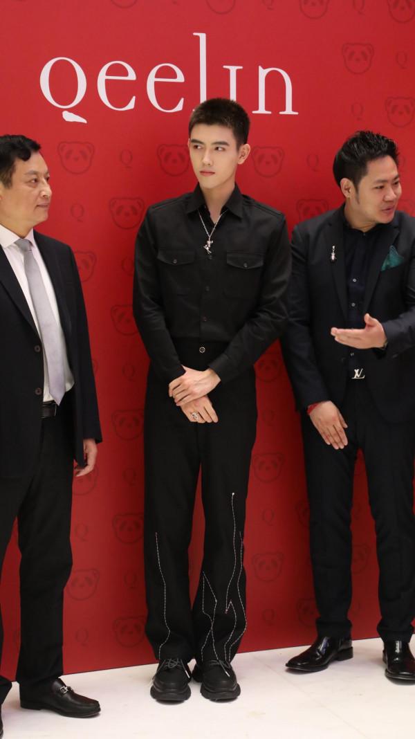 陳飛宇短寸頭搭配黑色襯衫出席某珠寶品牌活動，生圖太能打了