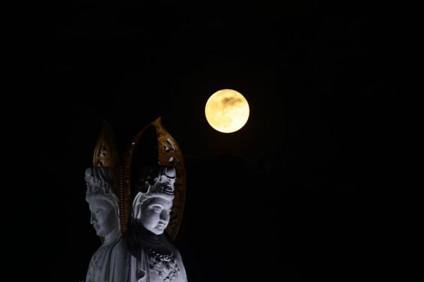 一掃黑暴陰霾,灣區升起明月!中華文化璀璨,孤光自照肝膽皆冰雪 一掃黑暴陰霾,灣區升起明月!中華文化璀璨,孤光自照肝膽皆冰雪