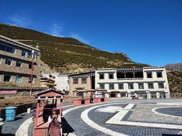 稻城亞丁遊記(七)|與康巴漢子稱兄道弟,同藏族大姐轉經祈福 稻城亞丁遊記(七)|與康巴漢子稱兄道弟,同藏族大姐轉經祈福