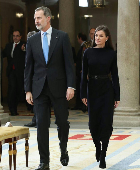 西班牙王室“最萌身高差”:王后踩恨天高仰望，國王摟不到小蠻腰