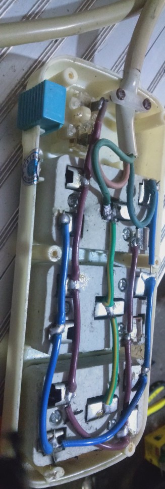 帶線帶開關移動插座的內部構造（帶一個紅色指示燈，二）