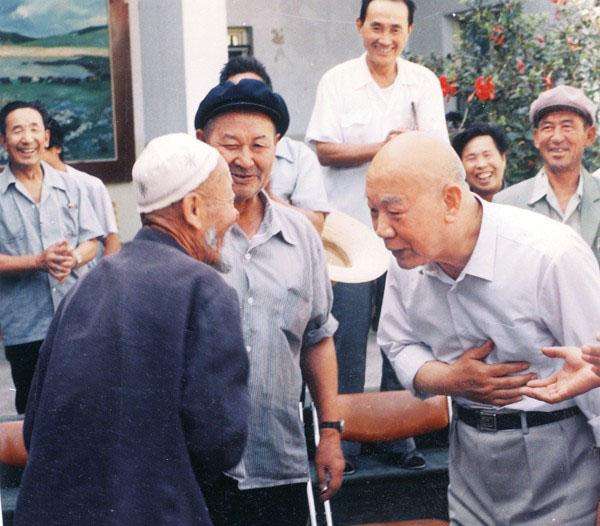 他15歲參軍，曾主政新疆兩次，晚年官至副國級，三代人全葬在新疆