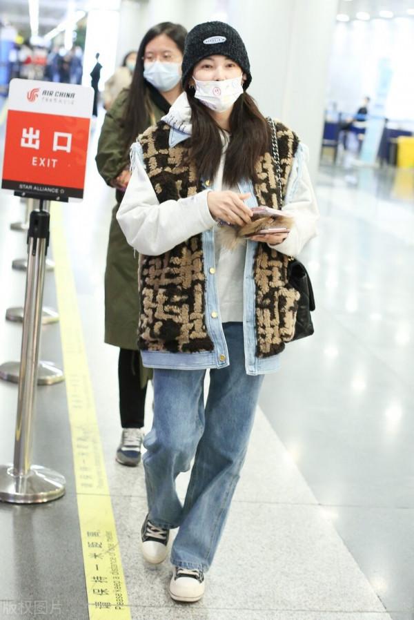 張雨綺穿毛茸馬甲搭配牛仔褲,戴毛線帽溫暖時髦 張雨綺穿毛茸馬甲搭配牛仔褲,戴毛線帽溫暖時髦