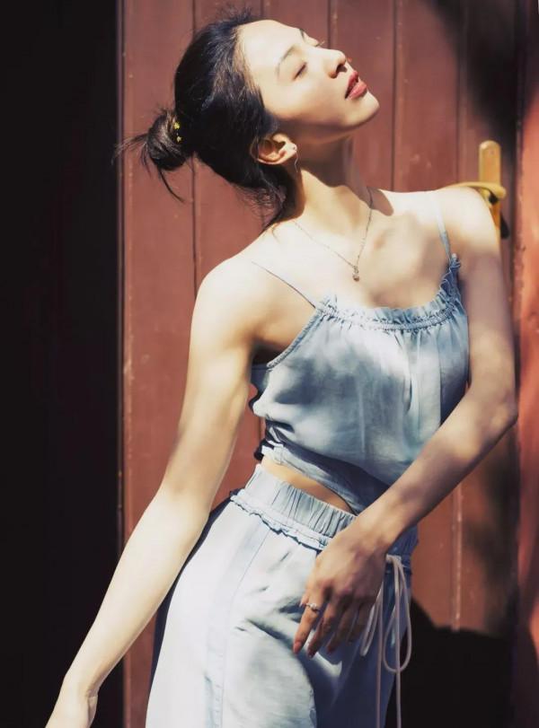 中國歌劇舞劇院首席，美人莞爾。彩排幕後，一張張青春美麗的臉