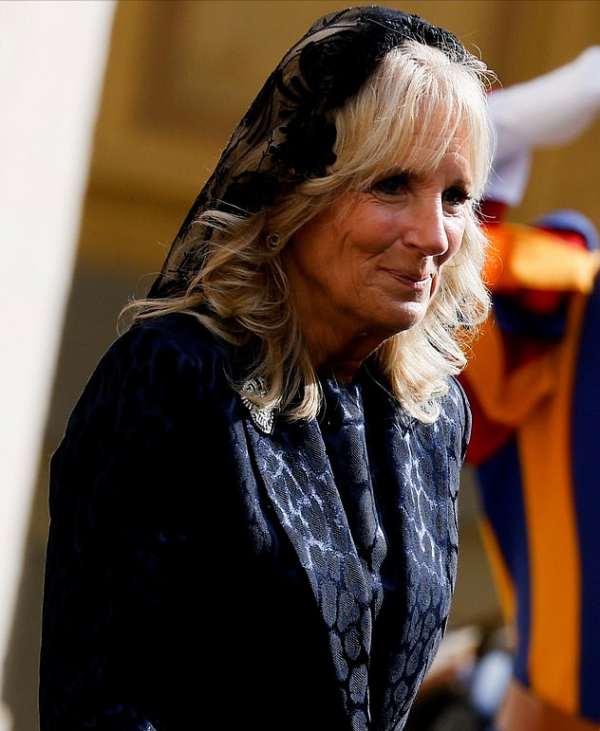 70歲美國第一夫人會見羅馬教皇!首次戴頭紗亮相好美,仙氣十足啊 70歲美國第一夫人會見羅馬教皇!首次戴頭紗亮相好美,仙氣十足啊