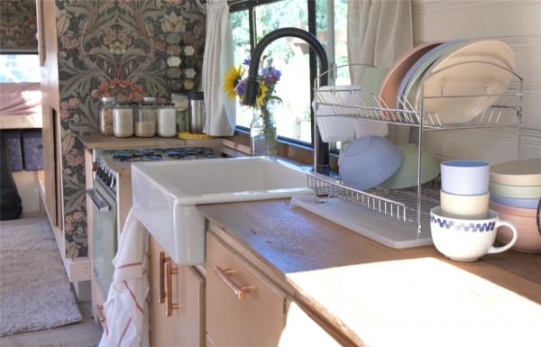 一家四口低價買2001年廢舊大巴，將22㎡空間變成蝸居，生活太幸福