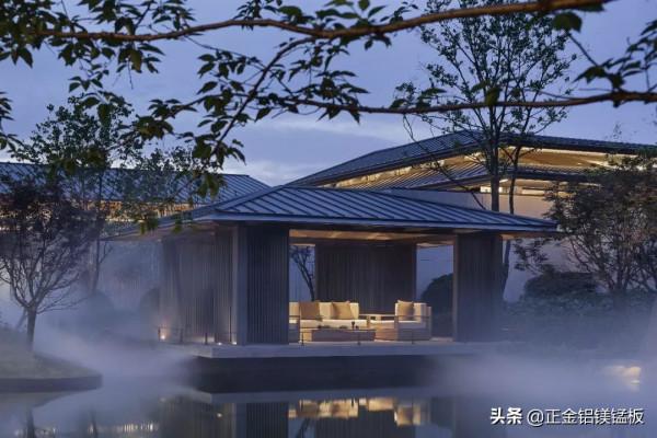 金屬瓦對建築結構要求不高，適合各種屋頂造型