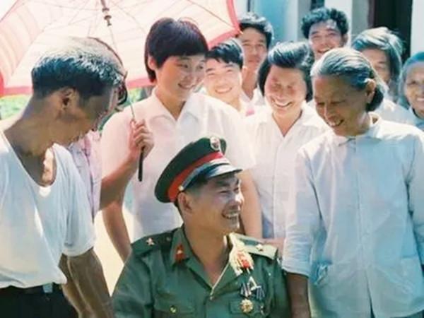 越戰中失去雙腿和左手，退休後展亞平迎來真愛，今女兒考上公務員