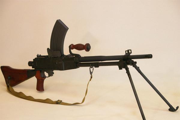 鬼子士兵被我軍包圍，卻冒出一口地道上海話：阿拉彈藥手，唔沒槍