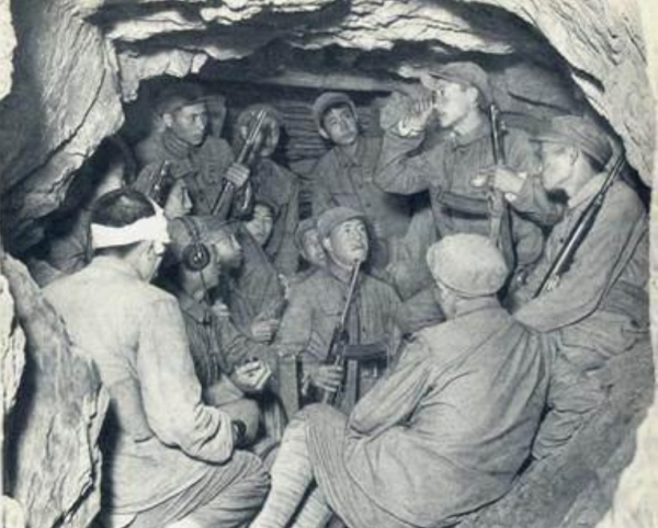 345高地爭奪，我方炮彈貼著山皮打入敵群，步兵：這是敵人的炮？