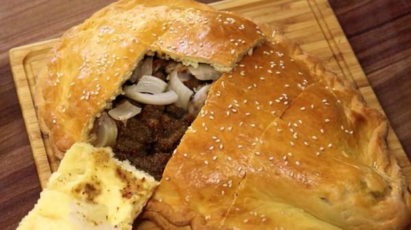 新疆特色美食羊腿麵包，表皮酥脆，裡面滿滿都是肉，真是太美味了