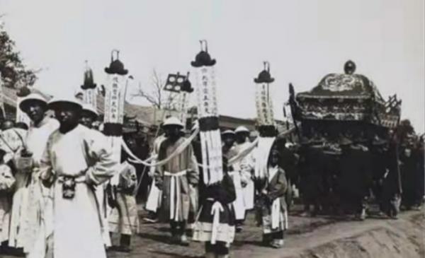 老北京喪禮上的槓夫:三年不開張,開張吃三年 老北京喪禮上的槓夫:三年不開張,開張吃三年