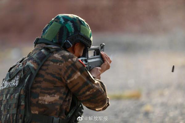 帥！特戰隊員多種姿勢據槍射擊