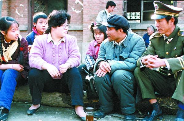 焦裕祿病逝2年後遷墳蘭考，十萬百姓車站哭迎，下葬時妻撞向棺木