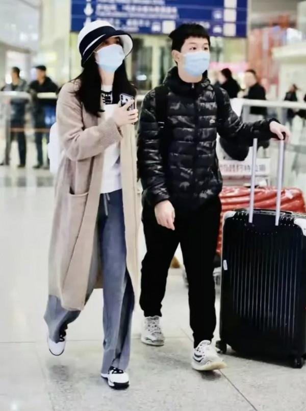 “晴格格”王豔和兒子走機場，打扮低調舒適，沒有豪門闊太的架子