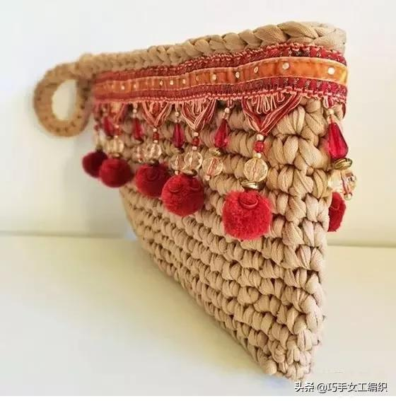 她將幾塊錢的繡片縫在包包上，真的不能再美了