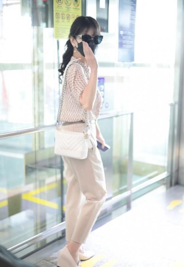 趙雅芝終於不扮嫩了,印花襯衫配九分褲優雅知性,有年齡感也養眼 趙雅芝終於不扮嫩了,印花襯衫配九分褲優雅知性,有年齡感也養眼