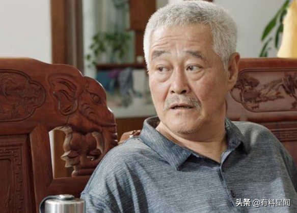 於月仙遺作《鄉愛14》花絮：64歲趙本山喝酒逗狗，滿頭白髮氣色好