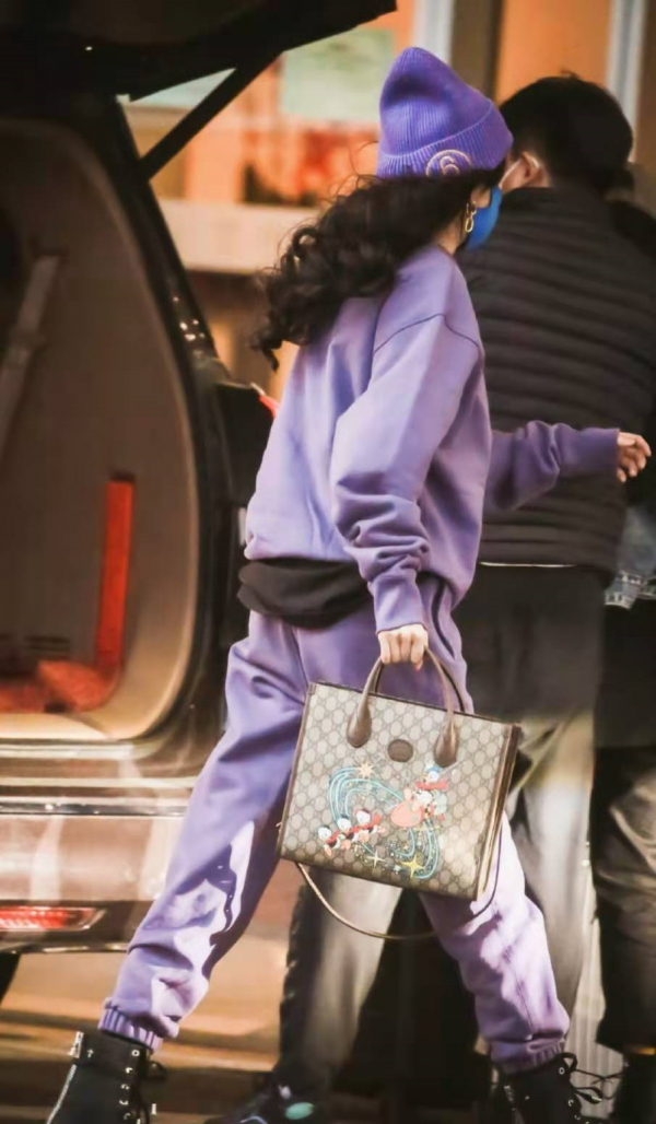 楊冪真厲害,35歲穿運動套裝配毛線帽像個大學生,果真是逆生長 楊冪真厲害,35歲穿運動套裝配毛線帽像個大學生,果真是逆生長