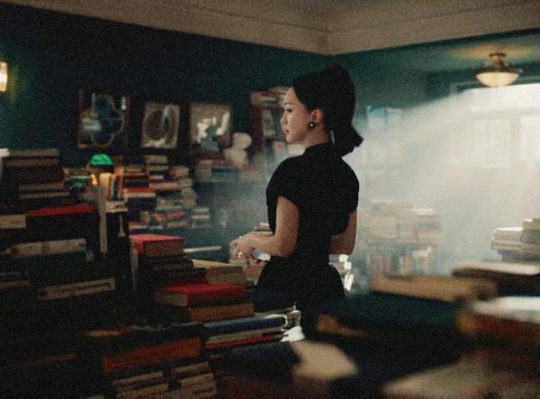 周迅和胡歌拍廣告畫面封神！梳高馬尾穿小黑裙，這樣穿真的太美了