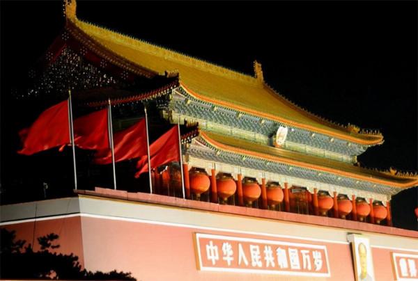 49年開國大典前夜,兩名日本人在天安門前,為何看到毛主席就跑? 49年開國大典前夜,兩名日本人在天安門前,為何看到毛主席就跑?