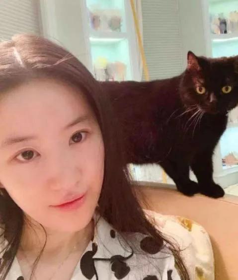 大愛亦菲，素顏照樣美翻了