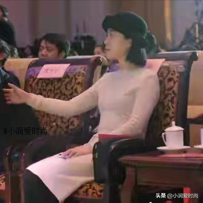 45歲翁帆越發知性脫俗,穿羽絨服戴針織帽時髦保暖,書卷氣真迷人 45歲翁帆越發知性脫俗,穿羽絨服戴針織帽時髦保暖,書卷氣真迷人