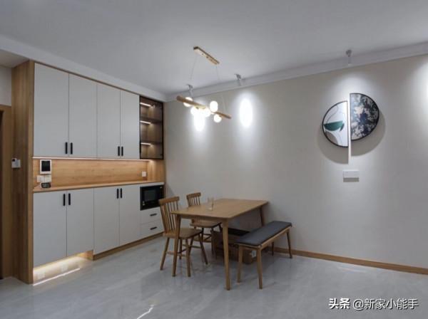 看她家極簡原木風，全屋基本不做吊頂，過道設計嵌入式櫃子很實用