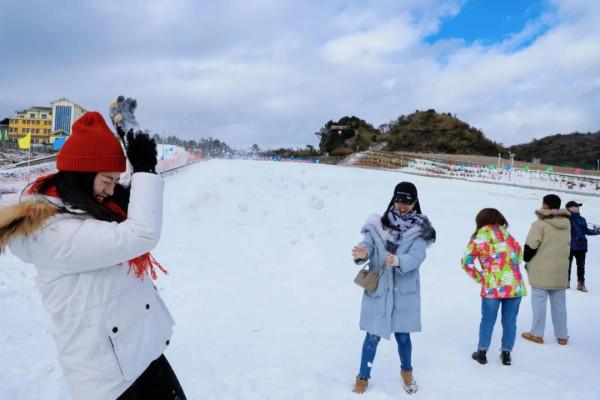 巴山大峽谷羅盤頂下大雪了，快來看被暫停住的美吧