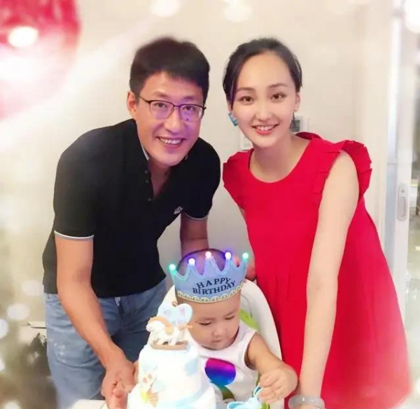 於震妻子辛月：嫁二婚丈夫亦美滿，我是三個孩子的幸福媽媽