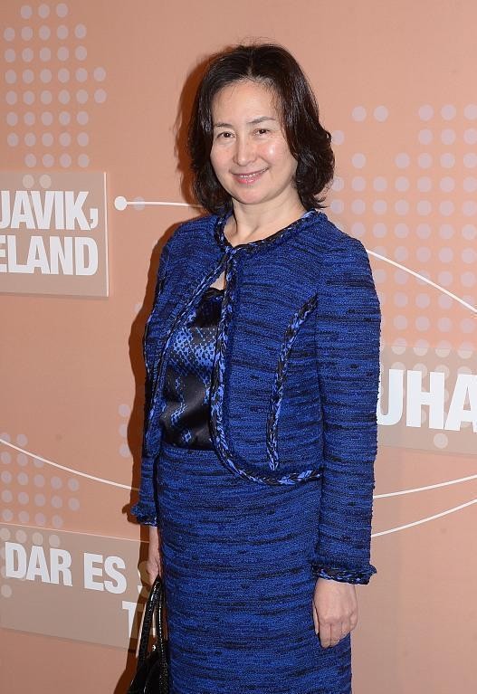 “賭王接班人”扮嫩失誤，穿粉色蛋糕裙反倒更顯老，但氣質仍線上