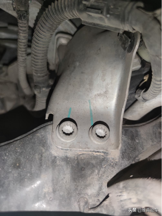 奧迪A6L四年貶值18萬，檢測師看了眼車頭就知道這輛車不簡單