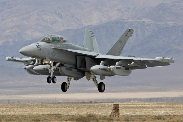 殲16D亮相讓美國不甘心？F22掛神秘吊艙，或與電子戰有關