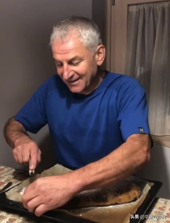 為了博眼球，有人賣慘有人吃板磚，有人卻吃出了儀式感