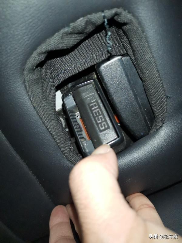 9萬塊買輛12年的法系跑車，小哥上來就砍價1萬，賣家：成交