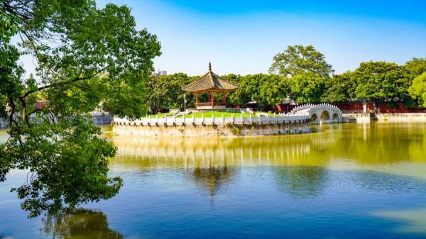 紅河的秋，是哈尼梯田綠如錦、異龍湖畔稻花香、臨安滿是美食香……