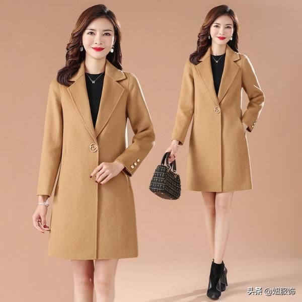 這幾款時髦顯瘦的雙面呢羊毛大衣，40-50歲的媽媽穿上高貴優雅