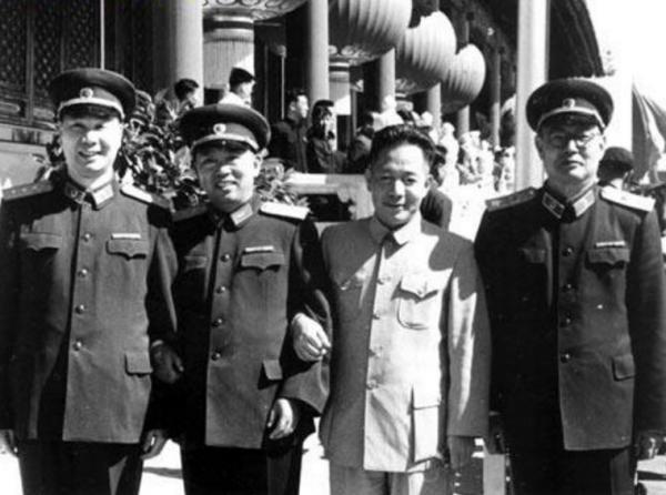 時隔24年後，翟雲英來到丈夫劉亞樓墓前：你交代我的事，都完成了