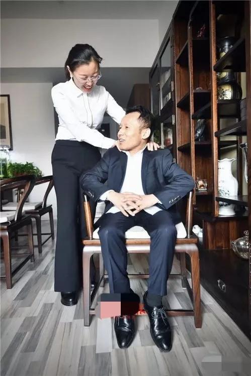 “牛人”艾貽明:高1.25米,19歲創業,22歲娶妻,34歲成億萬富豪 “牛人”艾貽明:高1.25米,19歲創業,22歲娶妻,34歲成億萬富豪