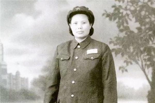 洪學智愛上一個女兵，對方嫌他是麻子臉，二哥見多識廣說到點子上