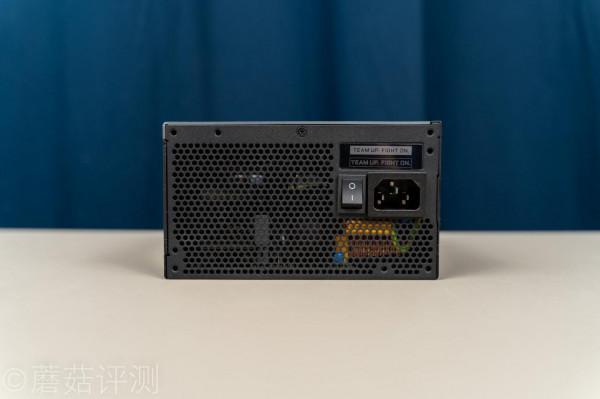 螢幕酷炫,用料誇張,適合高階玩家、技嘉鉑金雕1200W白金牌電源 螢幕酷炫,用料誇張,適合高階玩家、技嘉鉑金雕1200W白金牌電源