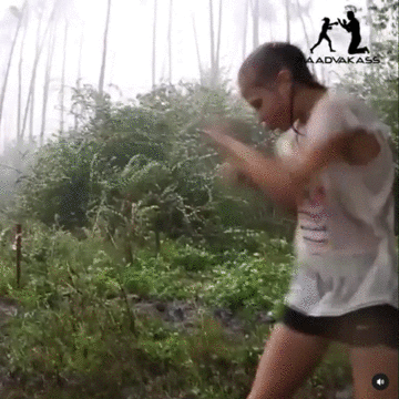 一拳能打斷樹甚至打凹鐵門，這個13歲女孩太可怕