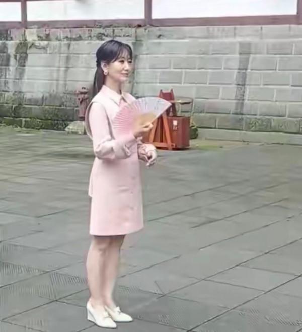 趙雅芝時隔29年再遊青城山,穿粉色長裙身材纖細,配長髮好顯年輕 趙雅芝時隔29年再遊青城山,穿粉色長裙身材纖細,配長髮好顯年輕