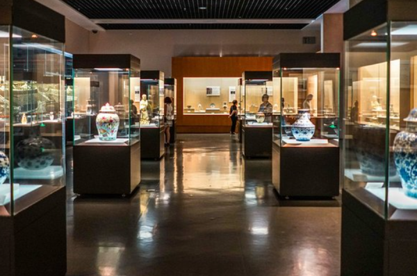 23歲小夥繼承姨媽英國房產，內藏六萬件中國文物，後全部捐國家